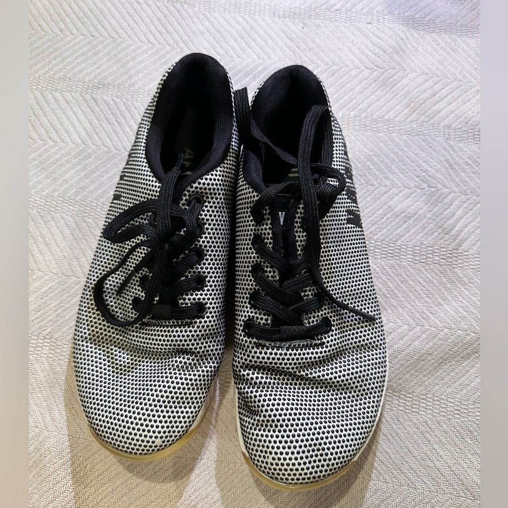 No bull sneakers